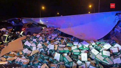 Un tráiler queda semivolcado en la M-50 en Getafe (Madrid) con la carga esparcida por la carretera