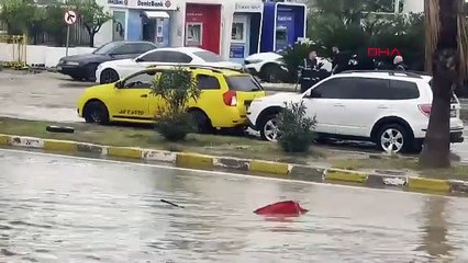 Turuncu alarm verilen ilçede korkulan oldu: Cadde ve sokaklar sular altında!