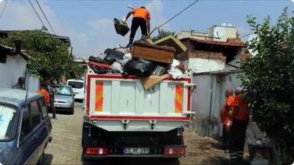 İzmir'de evden 4 kamyon dolusu çöp çıktı