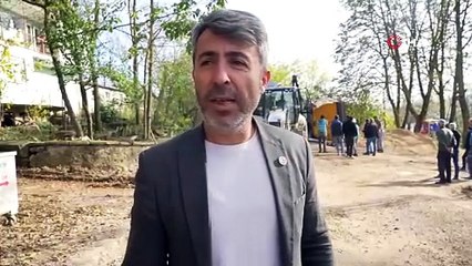 Mıcır yüklü kamyonun damperi devrildi, sürücü bayıldı