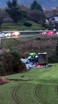 Pauroso incidente sulla Bergamo-Lecco: Tir si ribalta nella scarpata: grave il conducente