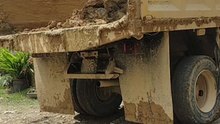 Titel:Excavator Loading Dump Truck: Close-Up Deep Excavation Work#ExcavatorLoadingDumpTruck #ConstructionVideo #Earthmoving #HeavyMachinery #DeepExcavation #ConstructionWork​Vlog/Niche: #ConstructionVlog #OperatorLife #TipperTruck #MachineryInAction
