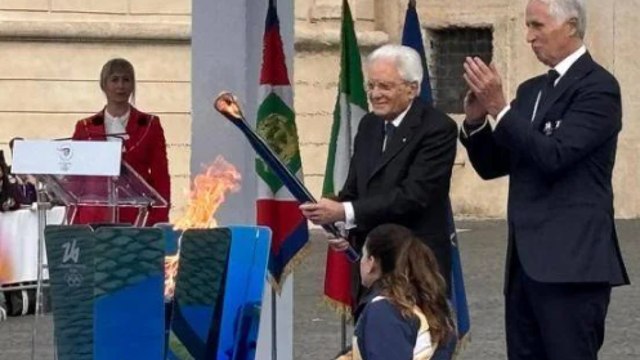 Milano-Cortina 2026, Mattarella accende il braciere Olimpico poi li volo delle Frecce Tricolori