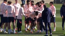 Pasillo de collejas a Eric García en el entrenamiento del Barça para celebrar su renovación