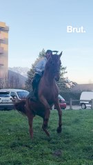 A 20 ans, il se balade avec sa jument dans le quartier où il a grandi.