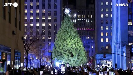 Magia a New York: acceso l’albero di Natale al Rockfeller Center