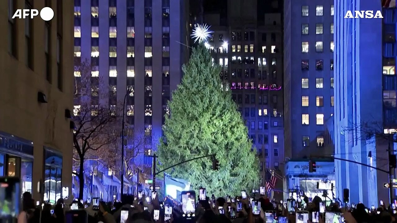 Magia a New York: acceso l’albero di Natale al Rockfeller Center