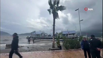 İskeleye çarparak karaya oturan tekne için kurtarma çalışmaları başladı