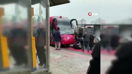 Raylardan geçmek isteyen adama tramvay çarptı