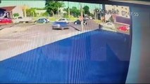 Vídeo mostra carro atravessando congestionamento e sendo atingido por moto na Avenida Rocha Pombo