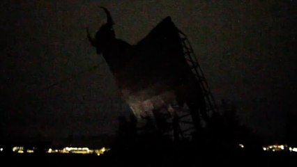 Juventudes abertzales derriban el único toro de Osborne que quedaba en el País Vasco