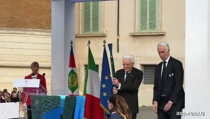 Milano-Cortina, Mattarella accende il braciere con la fiamma olimpica