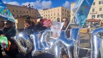 Sanità, i lavoratori Aou protestano in piazza d'Italia a Sassari