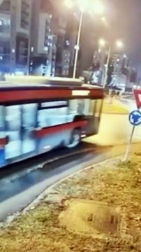 Imagini șocante în România: un șofer zboară la propriu cu mașina peste sensul giratoriu și peste mai multe mașini