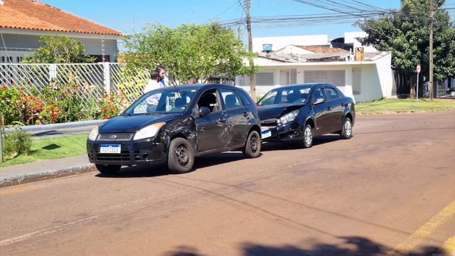 Carros batem em cruzamento e causam susto no Bairro Alto Alegre, em Cascavel