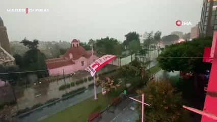 Finikede tekne fırtına sebebiyle kıyıya sürüklendi, denizin rengi çamura döndü