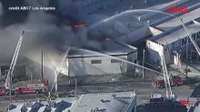 Los Angeles, maxi incendio nella metropoli: imponente la colonna di fumo nero