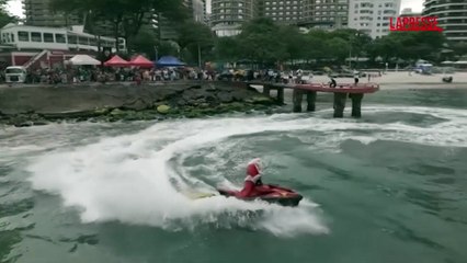 Brasile, a Copacabana Babbo Natale arriva sulla moto d'acqua