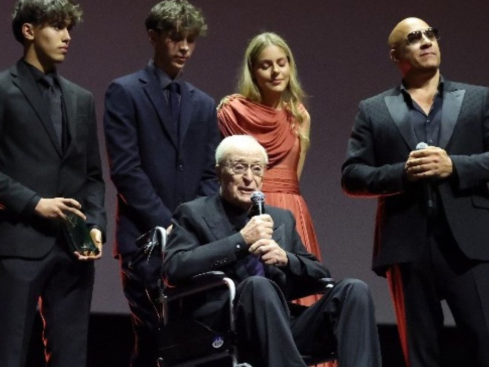 Sir Michael Caine erhält im Rollstuhl besondere Auszeichnung