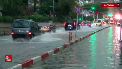 Yağış Antalya ve ilçelerinde günlük yaşamı olumsuz etkiledi