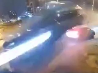 Spektakulär: Auto fliegt über Kreisverkehr und zwei andere Fahrzeuge