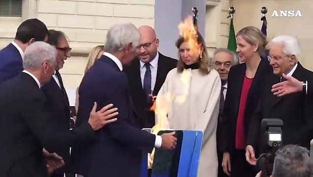 Mattarella accende la fiamma olimpica al Quirinale
