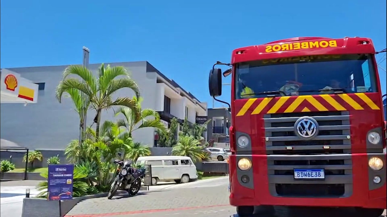 Kombi pega fogo em posto de combustíveis no Bairro Periolo