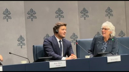 Michael Bublé intona l'Ave Maria in conferenza stampa in Vaticano
