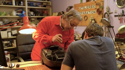 Pour lutter contre l'obsolescence programmée, ils réparent les objets cassés