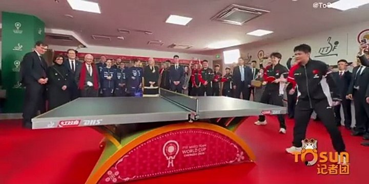 Macron joga ténis de mesa na China