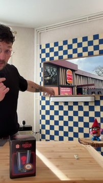 Je mange ce que la personne devant moi commande chez Burger King… !!! #burgerking #foodchallenge #defi #strangerthings