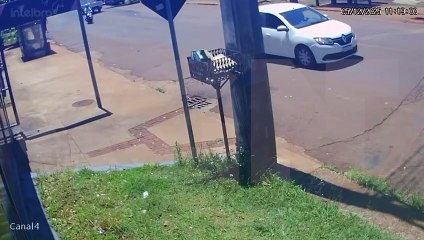 Câmera flagra bandido arrancando bolsa e arrastando senhora na Rua Europa, em Cascavel