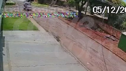 Vídeo mostra forte batida entre moto e caminhonete em Cascavel