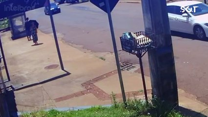 Revoltante: Mulher fica ferida após ter a bolsa tomada ladrão na Rua Europa; suspeito é detido por populares