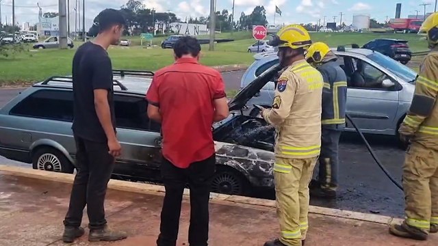 Parati pega fogo e mobiliza Corpo de Bombeiros no Trevo Guarujá, em Cascavel