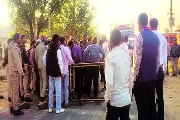 थाने के सामने कमरे में युवती की गला रेतकर हत्या...... लोगों ने किया प्रदर्शन देखें वीडियो ....