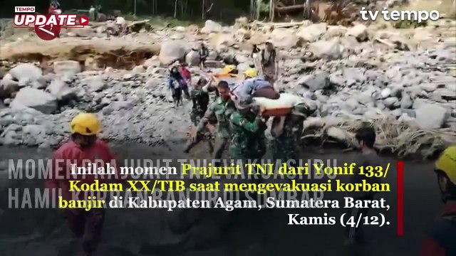 Momen Prajurit TNI Evakuasi Ibu Hamil Korban Banjir di Sumbar