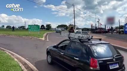 Carro pega fogo no Trevo Guarujá em Cascavel
