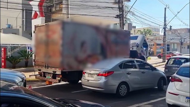 Caminhão quebrado interdita faixa e afeta o tráfego na Rua Paraná