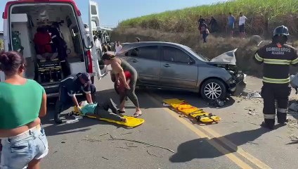 Quatro pessoas ficam feridas após carro invadir contramão e provocar grave acidente na AL-105