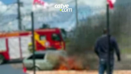 Veja momento em que populares tentam combater incêndio em carro no trevo Guarujá