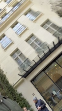 Shopping de Noël, Épisode 1.Le marathon des cadeaux commence pour gâter nos proches !Aujourd’hui, passage chez @fursac.paris pour dénicher un cadeau stylé à glisser sous le sapin.