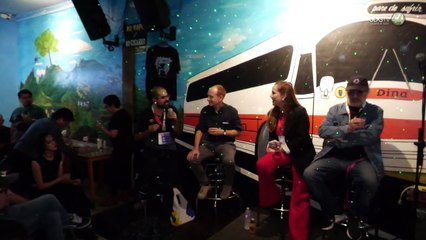 El humor es político: entre mezcales, discuten la función de la comedia en la crítica social