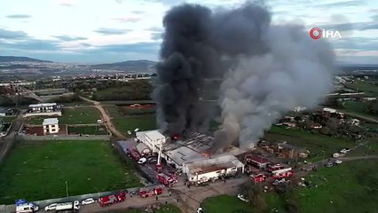 Tuzla’da içerisinde kauçuk ve karton olduğu öğrenilen fabrikada, bilinmeyen bir sebeple yangın çıktı