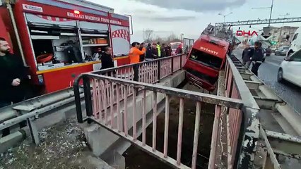 Lastiği patlayan itfaiye aracı iki köprü arasında asılı kaldı!