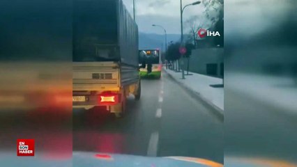 Bursa'da trafikte tehlikeli anlar otobüsün arkasında yolculuk yaptı