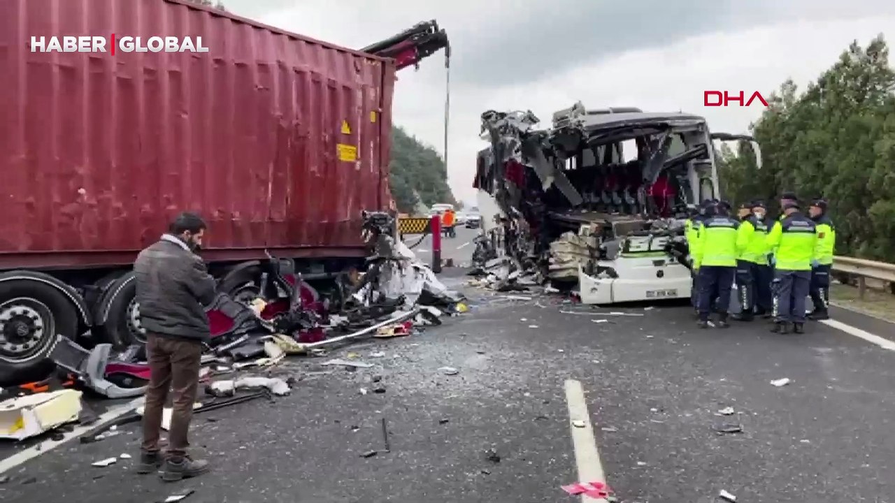 Katliam gibi kaza! Yolcu otobüsü tıra çarptı: Çok sayıda ölü ve yaralı var