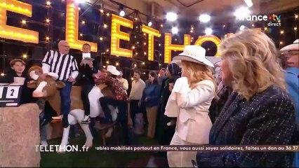 Enorme frayeur hier soir en plein direct du Telethon, quand Sophie Davant chute lourdement et se retrouve allongée au sol en voulant rejoindre Cyril Féraud
