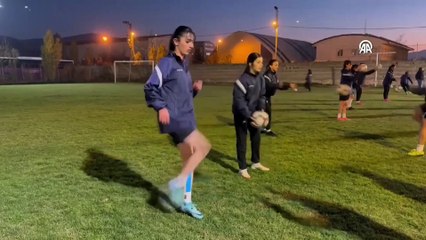 Aynı takımda top koşturan ikiz kızların hedefi milli formayı giymek