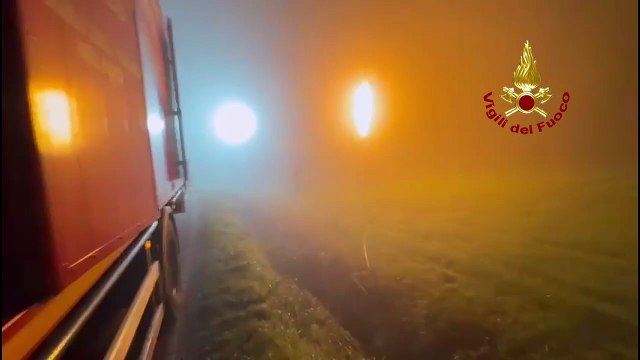 Attrezzature sofisticate ed esperti a Brembio per svuotare la cisterna ribaltata di Gpl